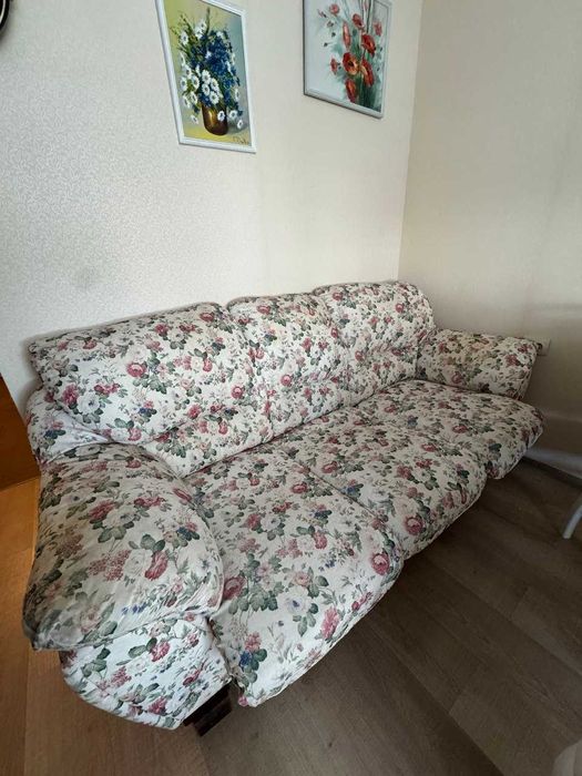 диван розкладний б/в , кухонний стіл + стільці