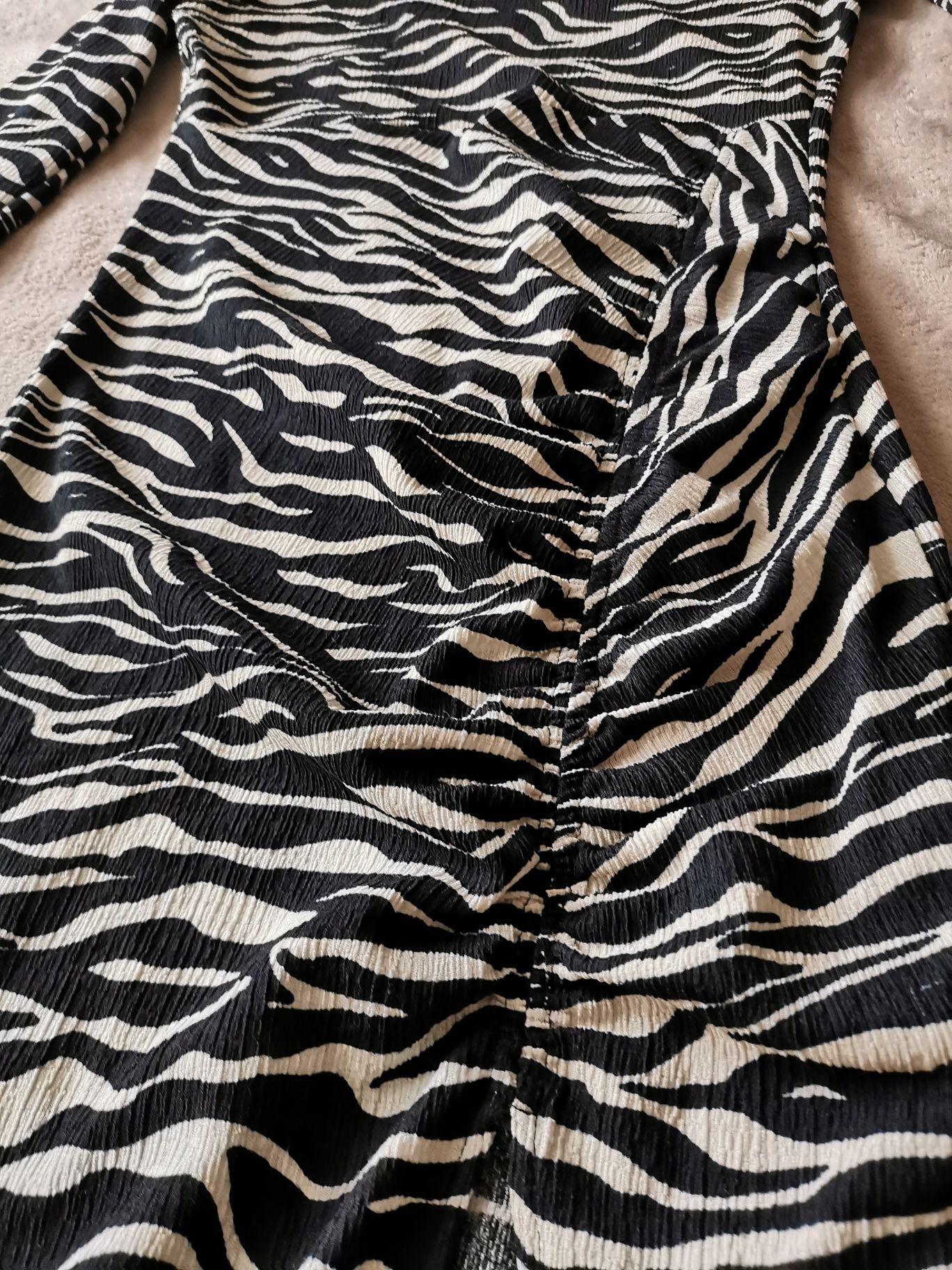 Piękna sukienka ołówkowa zebra z marszczeniem i rozcięciem na nodze