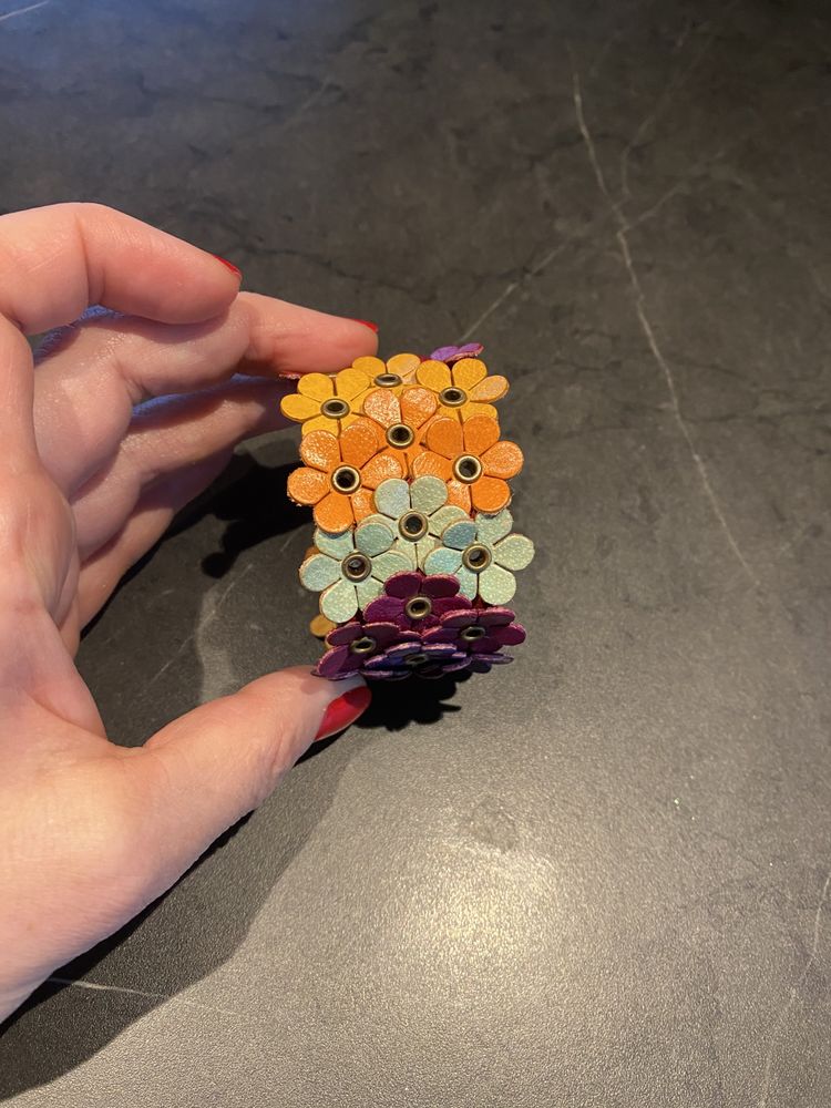 Skórkowa kolorowa bransoletka w kwiatuszki