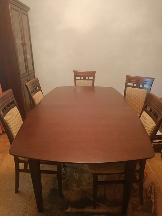 Stół z krzesłami