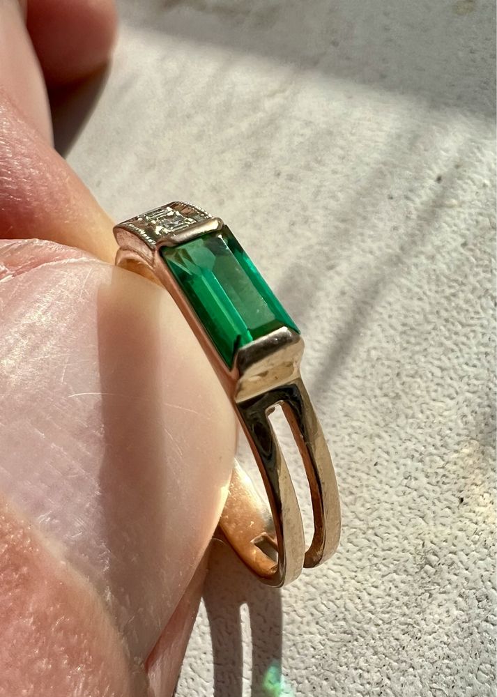 Золотое кольцо с бриллиантами и изумрудом р.16,8 0,26 ct