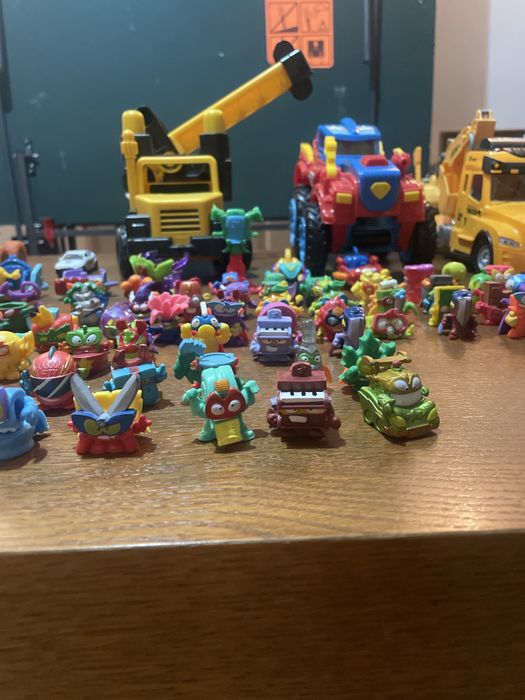 Sprzedam całą kolekcję zabawek widoczną na zdjęciu.