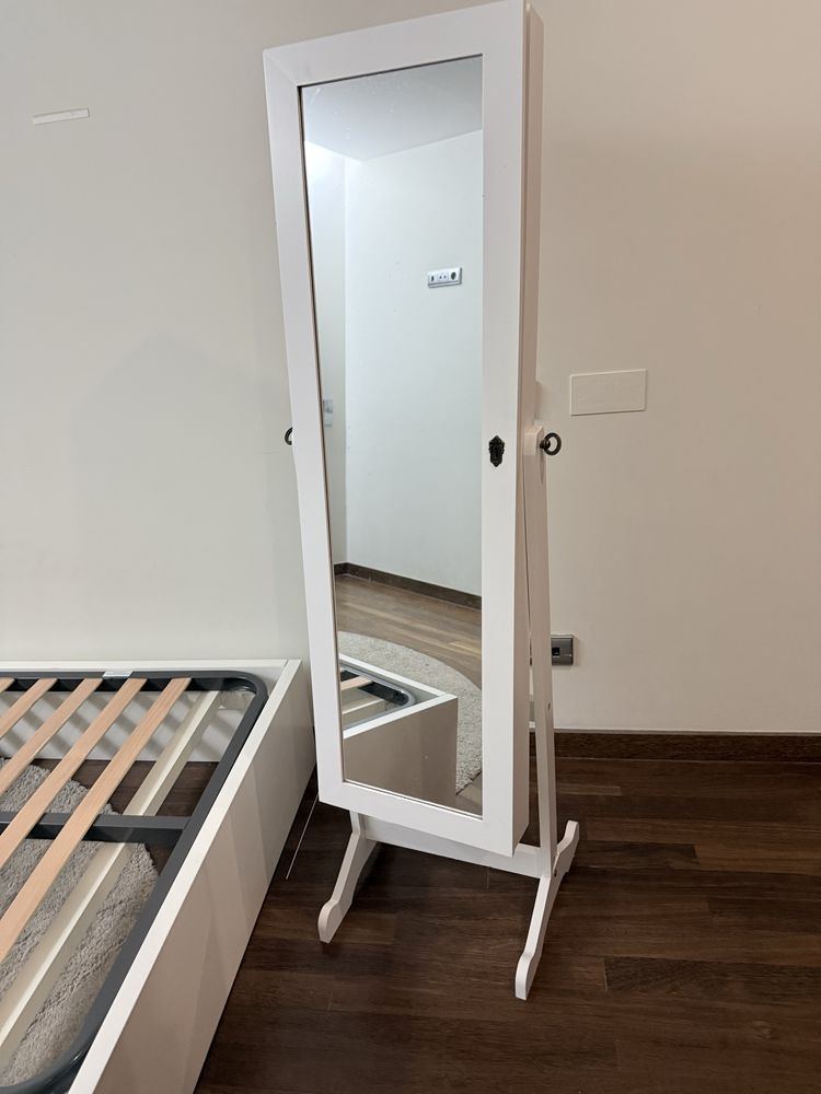 Cama de solteiro em madeira maciça