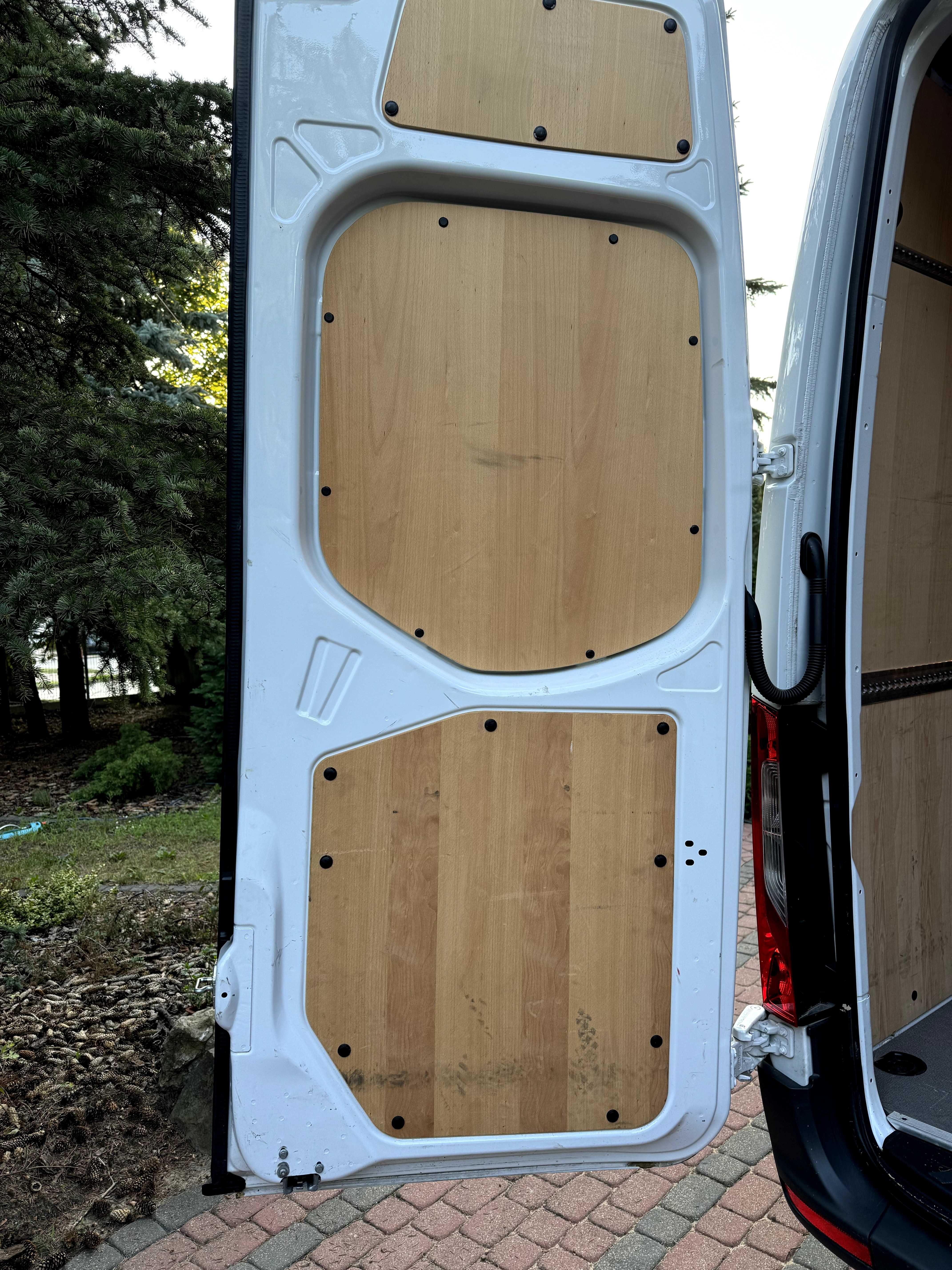 Oryginalna zabudowa paki Mercedes Sprinter 907 -podłoga, ściany, szyny