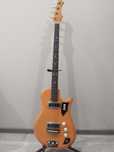 Gitara basowa , piecyk , dwa kable, stojak na gitarę, pokrowiec