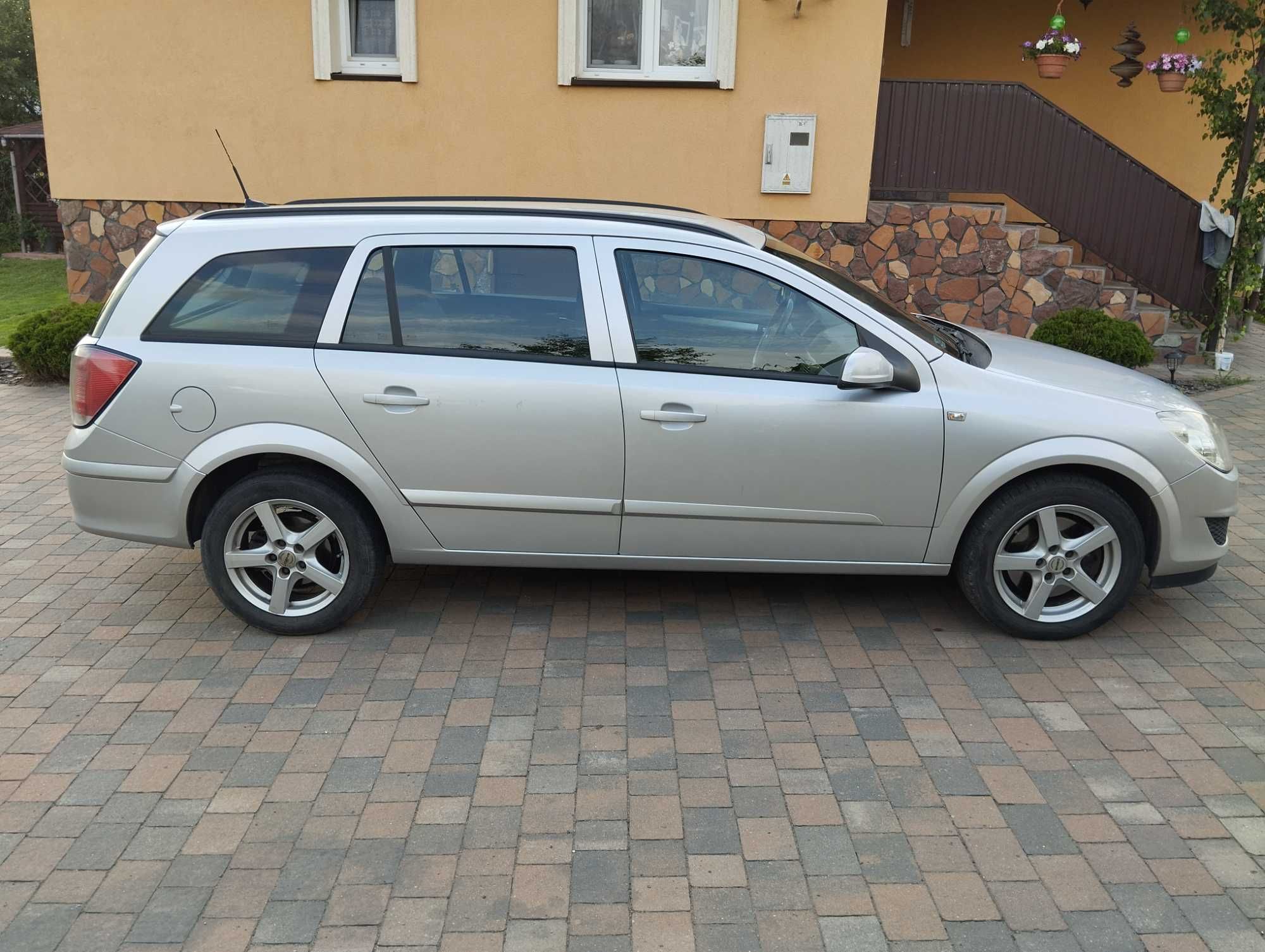Opel Astra H Kombi 1.9CDTI 8v 120KM skrzynia 6-B 298tyś km 2009r KLIMA