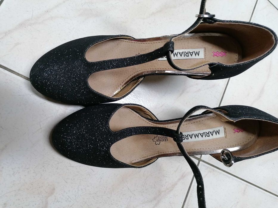 Sapatos brilhantes para festas