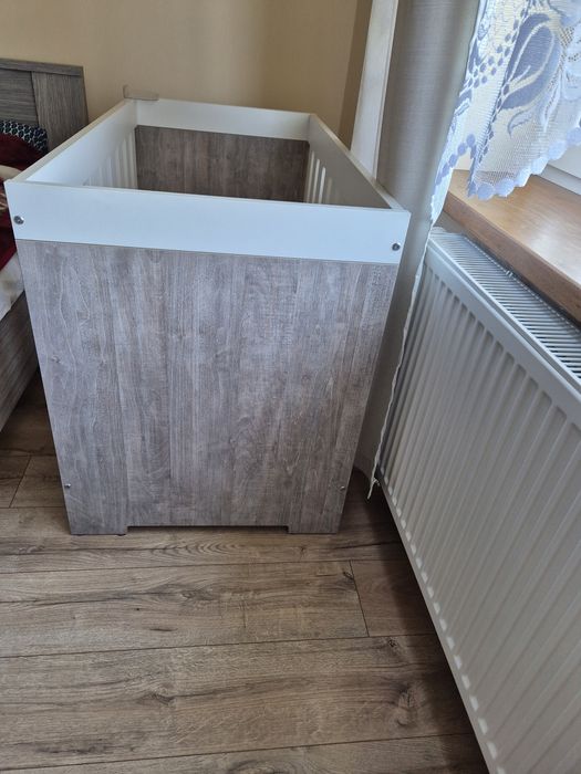 Łóżeczko dziecięce oraz komoda