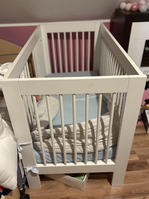 Białe łóżeczko dziecięce