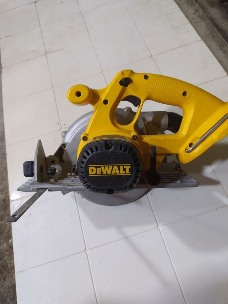 Дискова пила DeWalt DC390