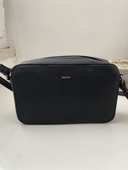Bolsa preta a tiracolo da marca Vilanova