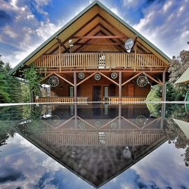 Duży domek nad rzeką w Bieszczadach. Sauna i Jacuzzi! Wolne terminy!