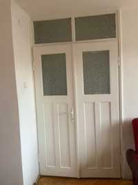 Drzwi drewniane oraz naświetle