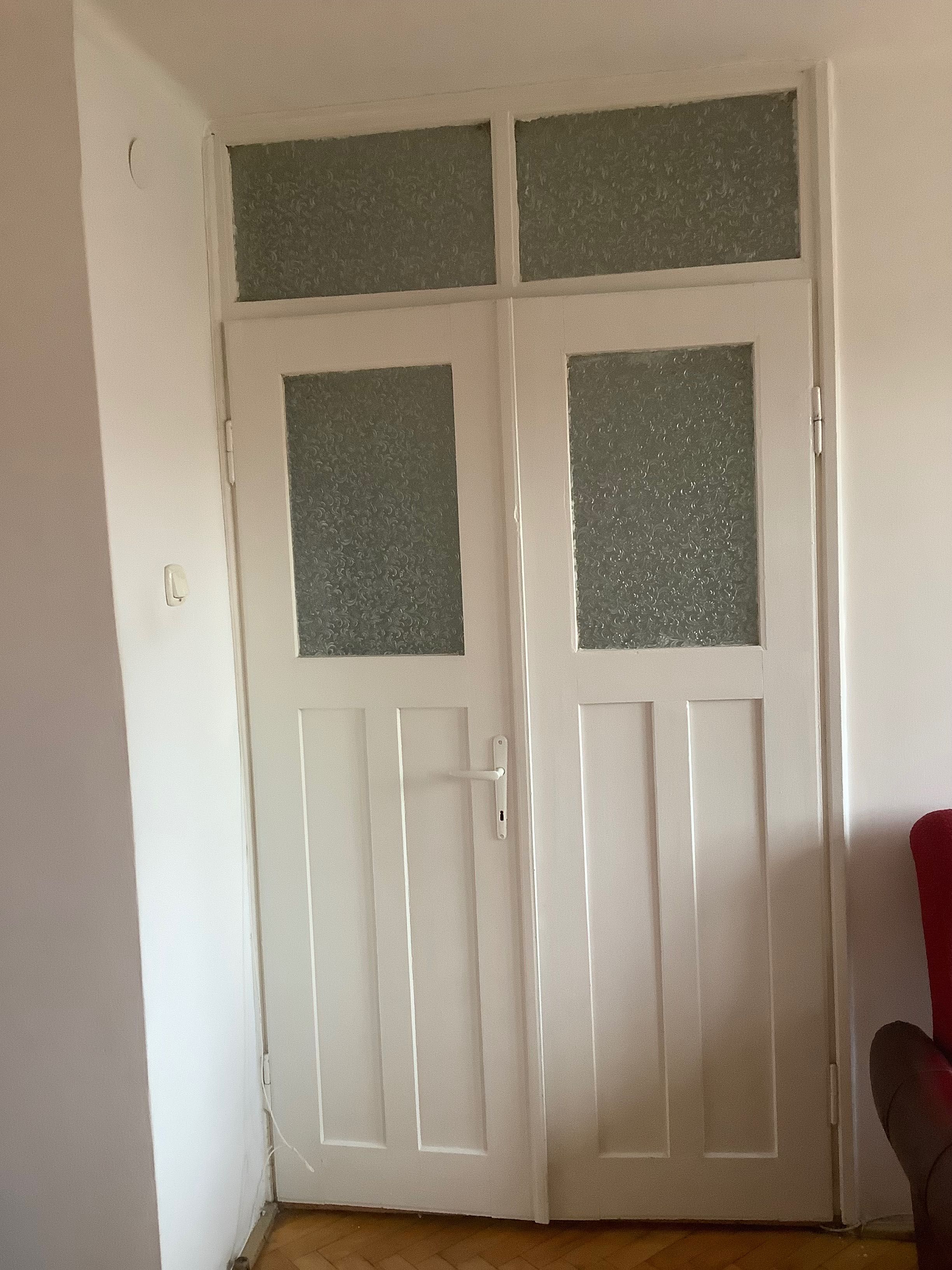 Drzwi drewniane oraz naświetle