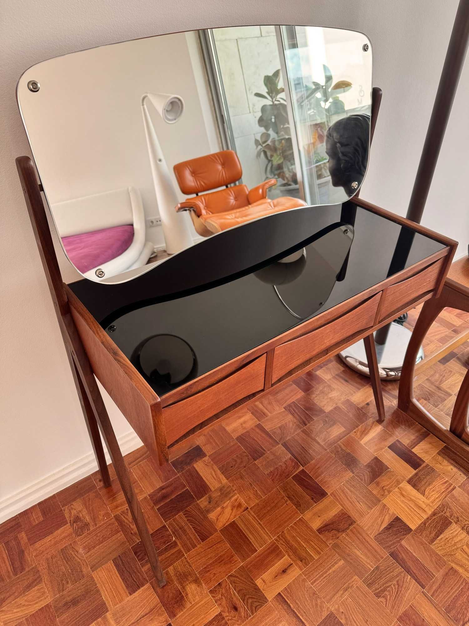 Toucador Vintage dos Anos 60 em Teca, Design de Arne Vodder
