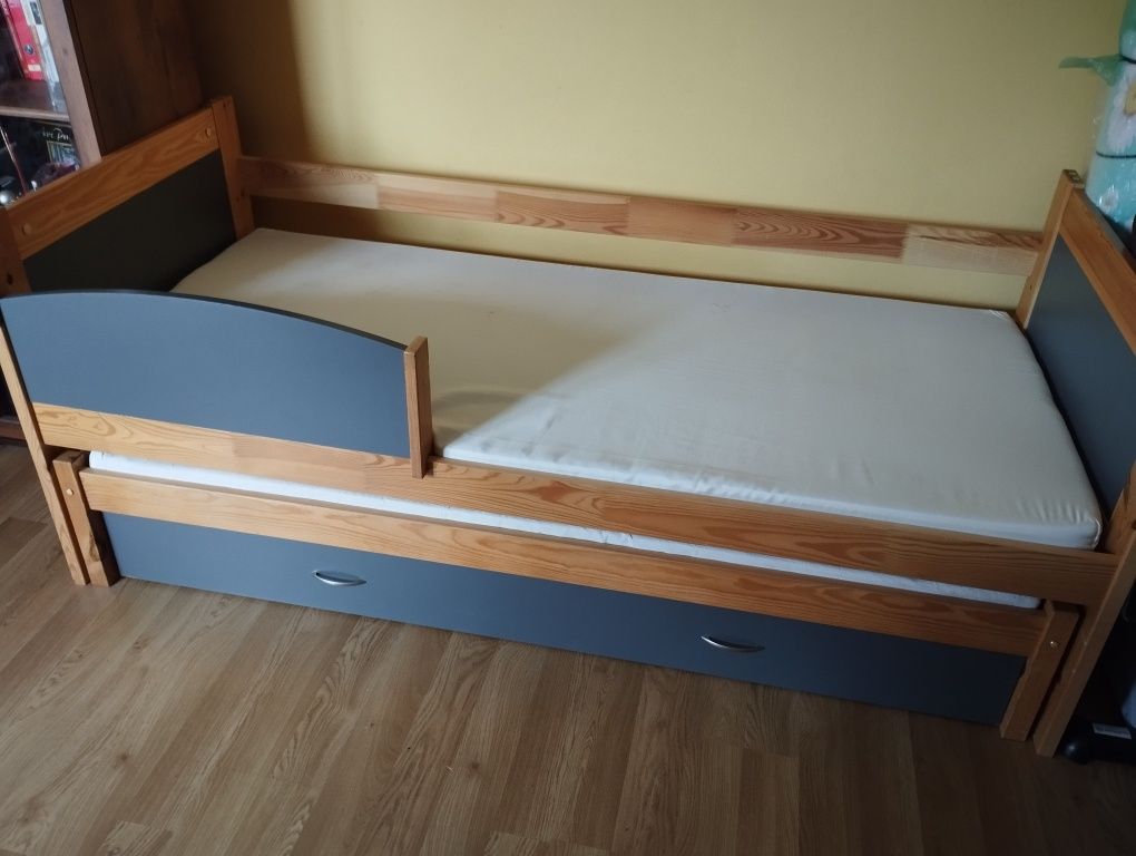 Podwójne drewniane łóżko z pojemnikiem