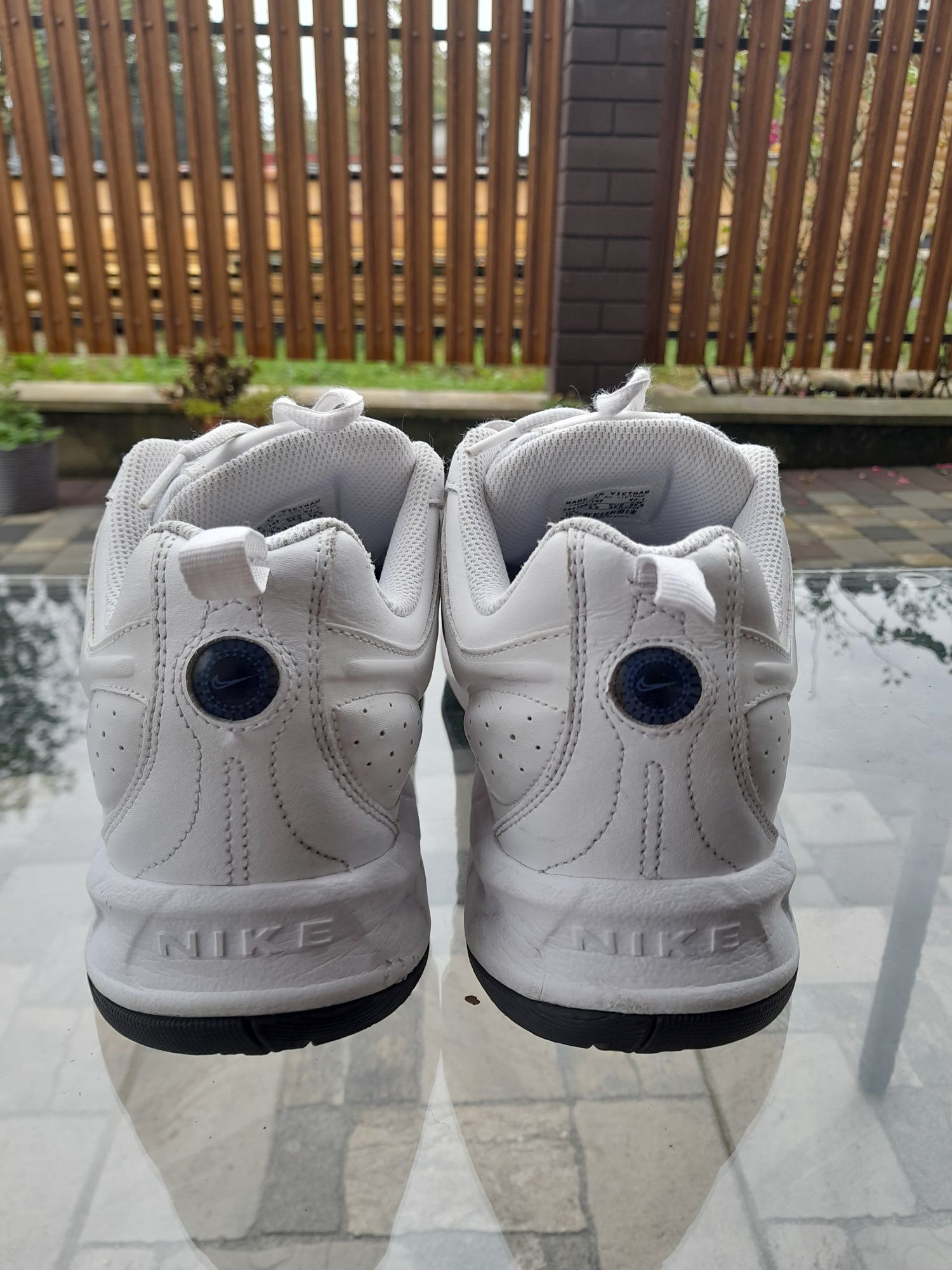 Nike Shoes Womens 9 White T Lite Sneakers Cross