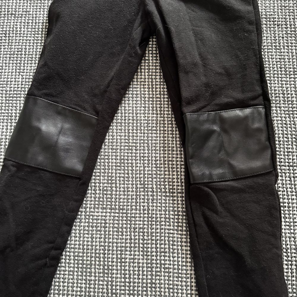 Legginsy HM z akcentem na kolanach EUR 116