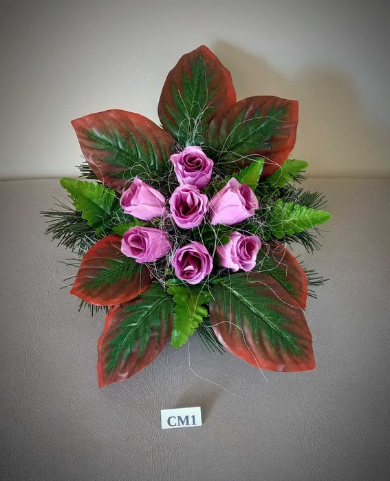 Stroik na grób cmentarz kompozycja kwiaty wiązanka Mała