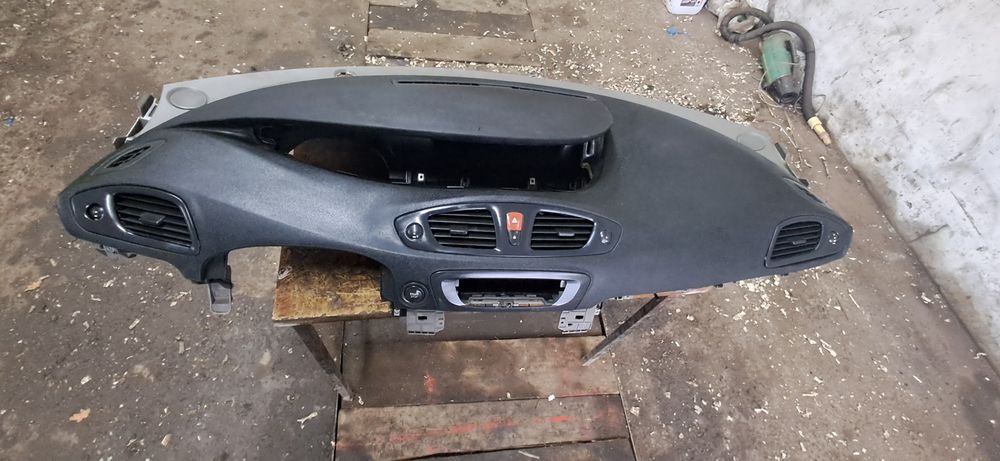 Торпедо, передня панель салона Renault Scenic III (2009-2016) 10121740