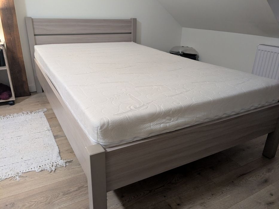 Łóżko z materacem