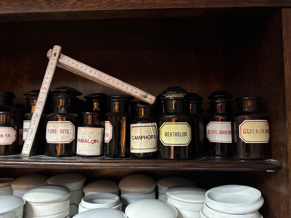 Stare butelki słoiki apteczne