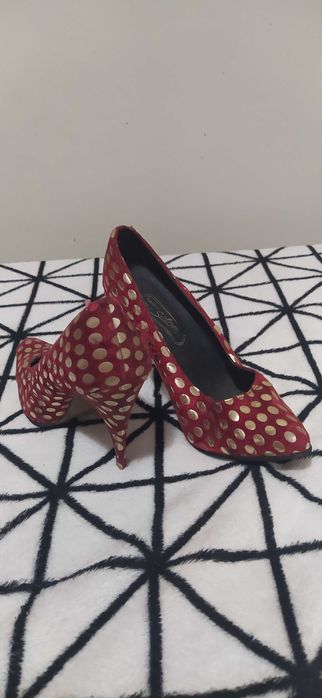 Sapatos de mulher de luxo como novos.