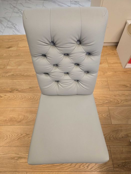 Stół okrągły Ludwik biały + 4 krzesła Chesterfield, rozkładany
