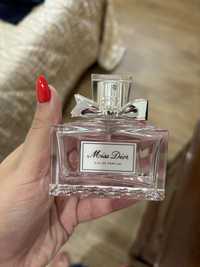 Frasco de perfume Miss Dior