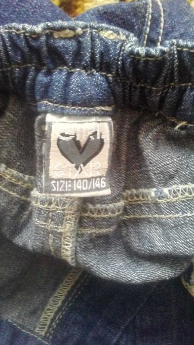 Широкі прямі джинси