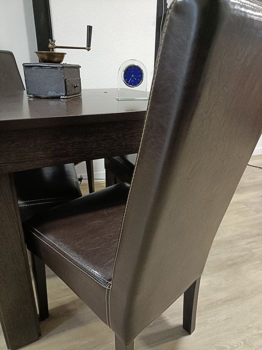Mesa e 4 cadeiras