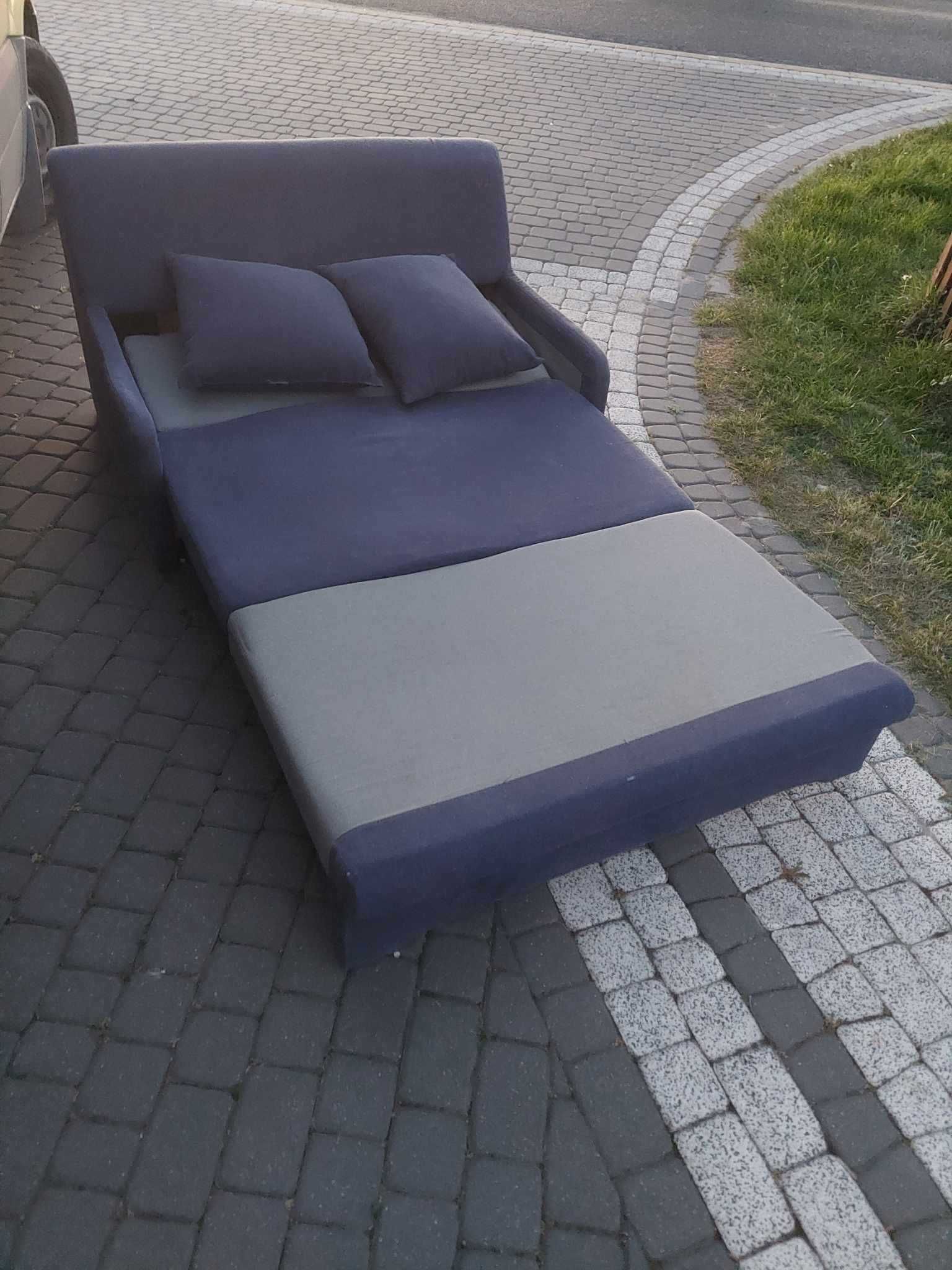 Sofa rozkładana z poduszkami