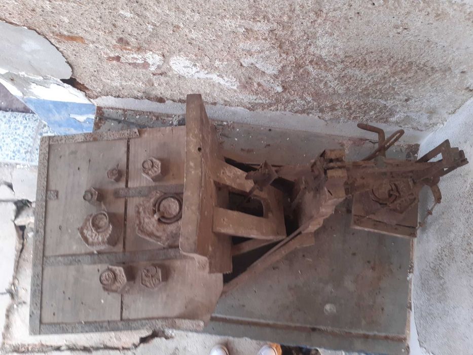 Balança antiga de madeira