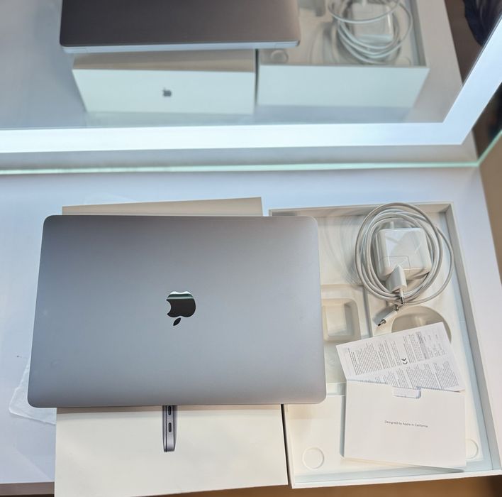 Ноутбук Apple MacBook air 13 8/256sd core i3 1,1