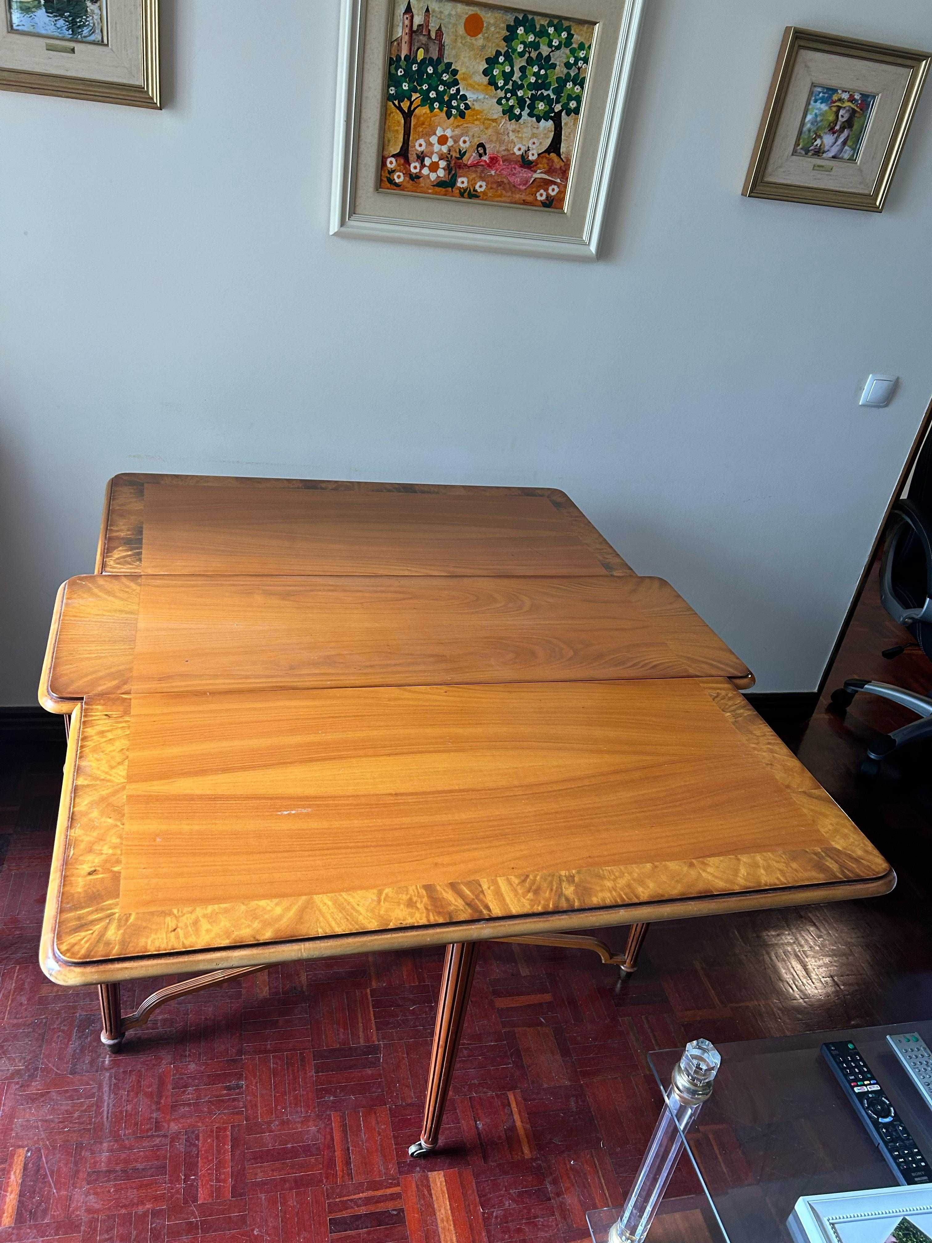 Mesa de sala com abas