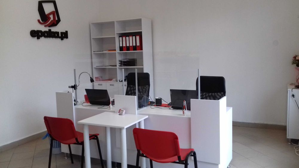 komplet mebli biurowych w kolorze białym