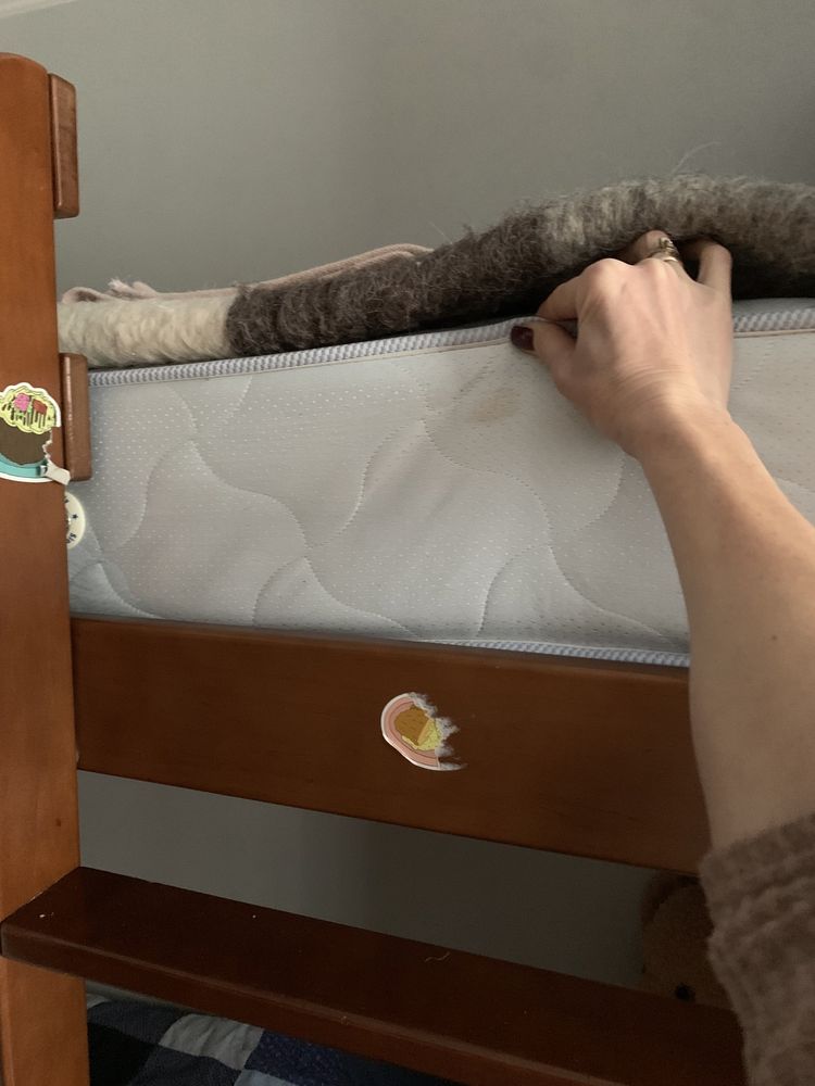 Двохярусне ліжко з матрацами