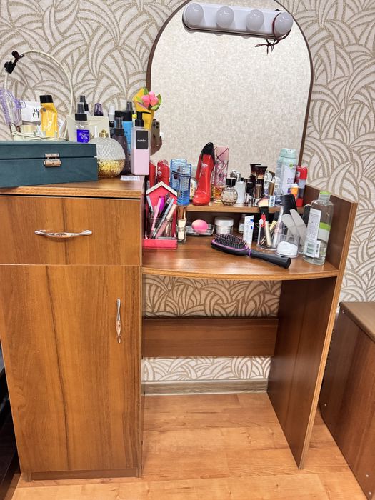 Туалетний столик з дзеркалом