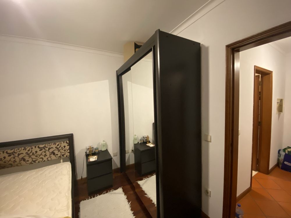 Cama casal com colchao e roupeiro