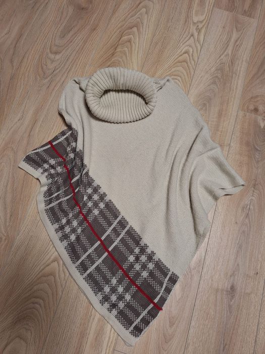 Ciepłe ponczo z golfem