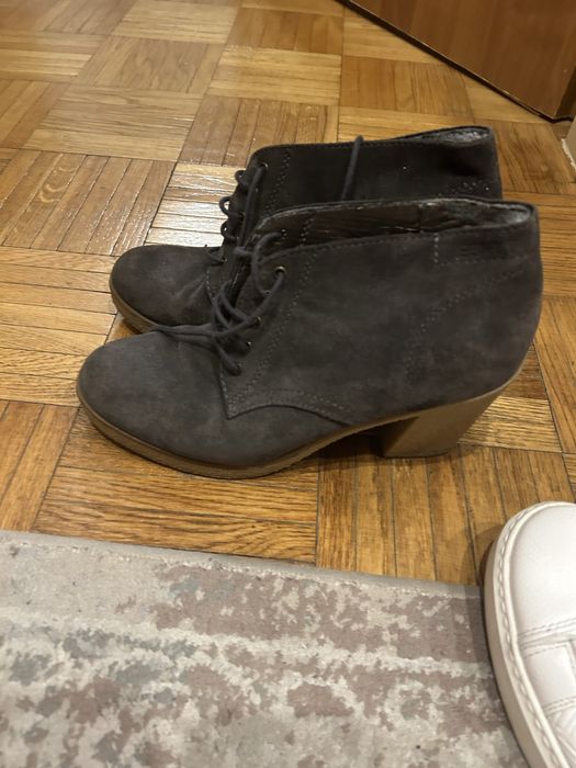 Botki Esprit na gumowym obcasie
