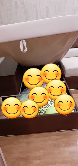 Продам майже новий ,великий, гарний  диван з нішами.