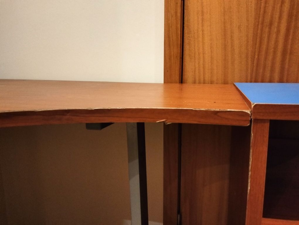 Secretaria com móvel de apoio