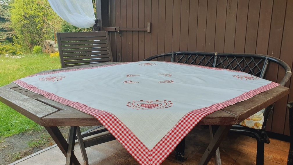 Kwadratowy obrus w  serduszka