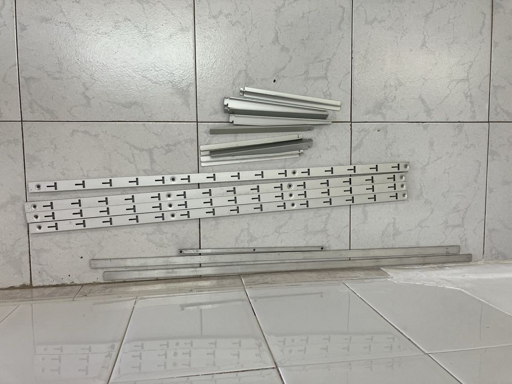 Prateleiras de fixar à parede.