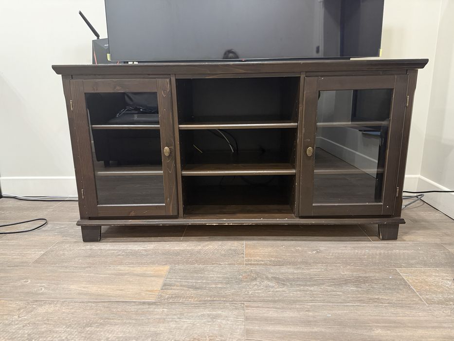 Szafka RTV z litego drewan - 139 cm szerokości - przeszklone drzwi