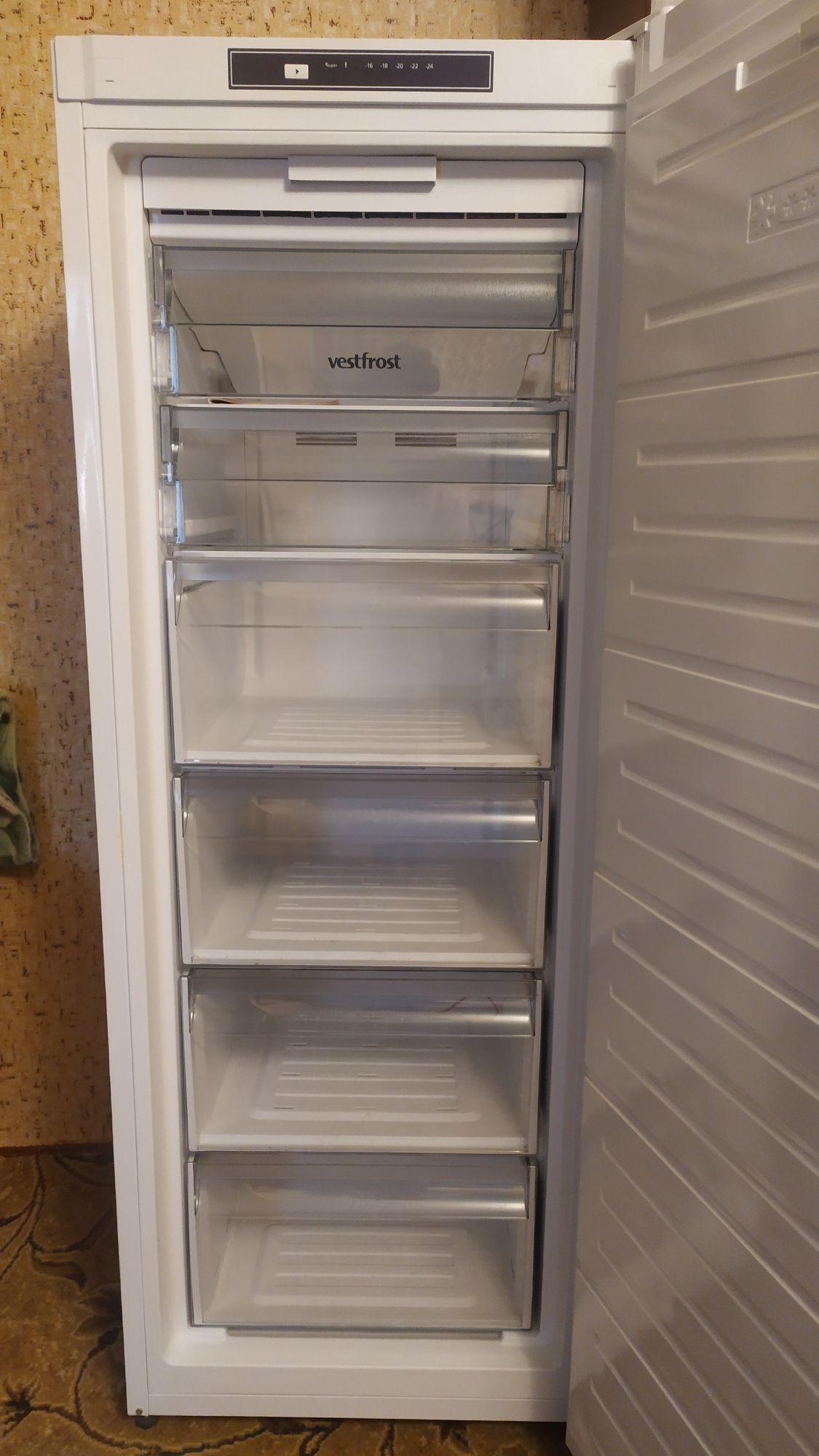 Морозильна камера Vestfrost СMFN 144W