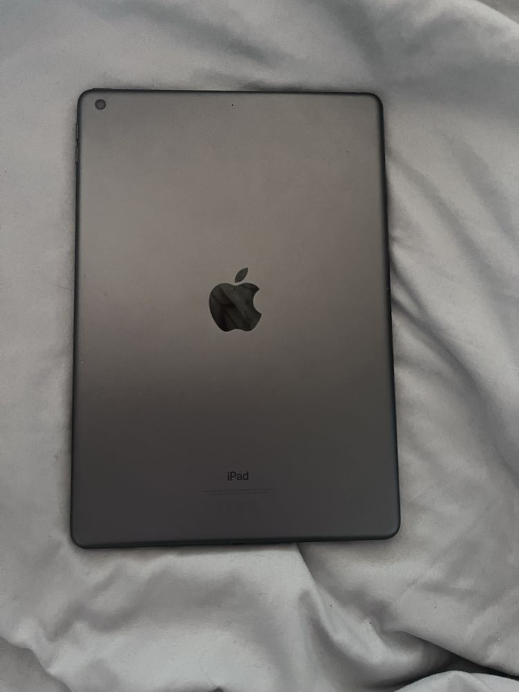 iPad 9 generacji wraz z etui i rysikiem