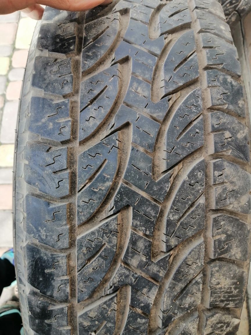 Продам резину  разом з дисками 225/75 R15 на джип, пікап,