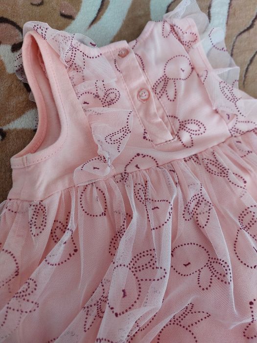 Продам нарядные платья на девочку на 1-1,5 г